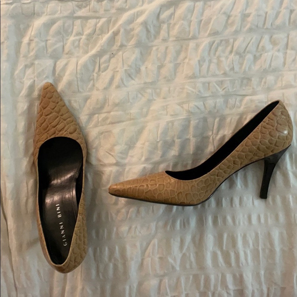Pointed toe heels